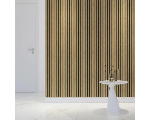 Hol deschis cu lambriuri din lemn, ușă și măsuță laterală cu decorațiuni