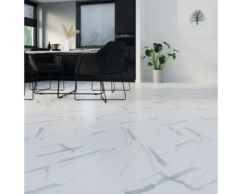 Cameră luminoasă cu gresie cu aspect de marmură, masă de sufragerie și scaune