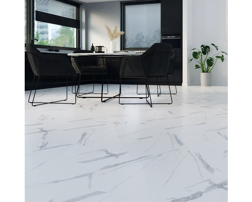 Cameră luminoasă cu podea de marmură, masă de sufragerie și scaune.