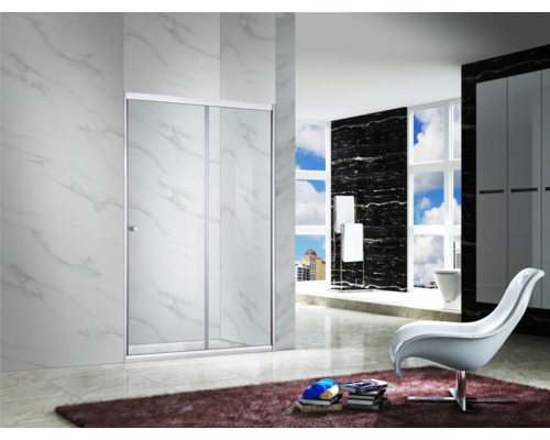 Baie cu cabină de duș cu ușă glisantă, fotoliu și covor