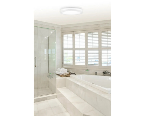 Baie luminoasă cu duș, cadă și plafonieră rotundă