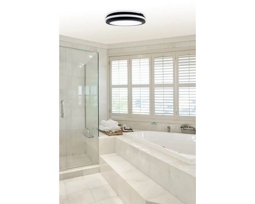 Baie cu duș, cadă, fereastră și plafonieră rotundă