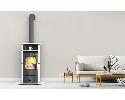 Șemineu cu conductă de fum într-un living