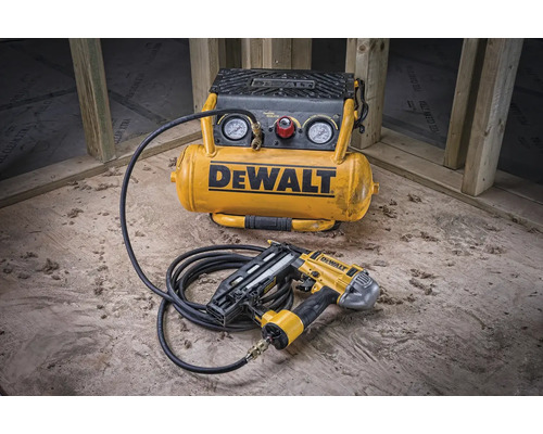 Compresor de aer DeWalt cu capsator pneumatic pe un șantier