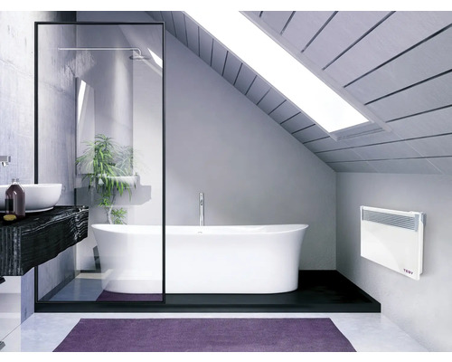 Baie luminoasă cu cadă, chiuvetă și radiator