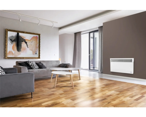 Living cu canapea, masă și radiator electronic pe perete