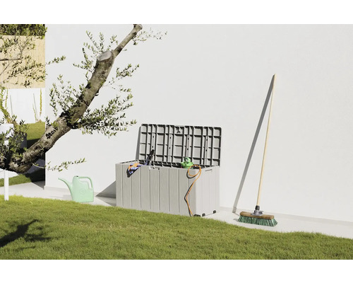 Peisaj de grădină cu o cutie de grădină deschisă și unelte de grădină, cum ar fi o stropitoare și o mătură