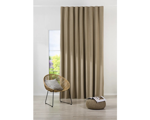 Perdea în fața ferestrei cu fotoliu și taburet în cameră luminoasă