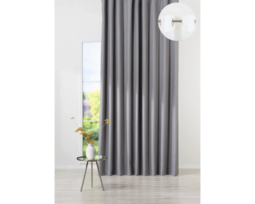 Cortină gri în fața unei ferestre cu masă și decorațiuni