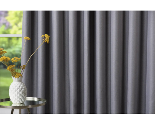 Cortină gri în interior cu masă și decorațiuni