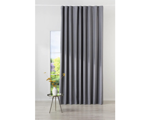 Cortină gri lângă o fereastră și o măsuță laterală