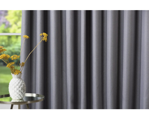 Cortină gri lângă o masă cu o vază cu flori