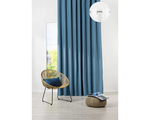 Perdea decorativă plisată în sufragerie cu fotoliu și taburet.