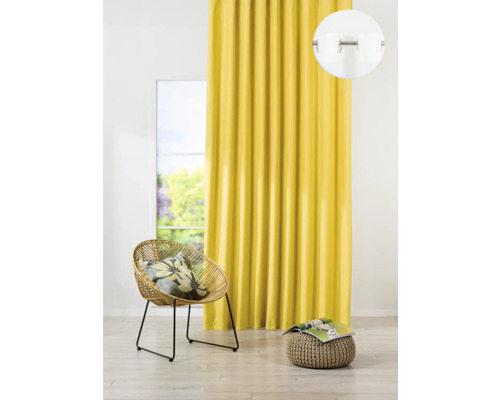 Material cortină galben cu prindere cu capse într-un living