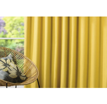 Șaluri decorative cu suspensie cu bandă plisată și scaun din ratan în fața ferestrei