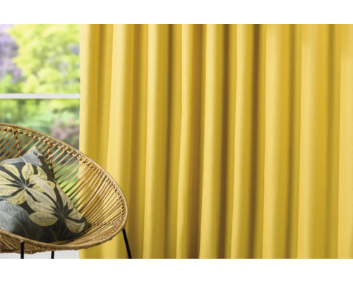 Șaluri decorative cu suspensie cu bandă plisată și scaun din ratan în fața ferestrei