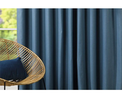 Perdele decorative albastre lângă un scaun de ratan