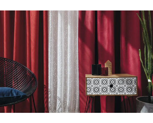 Interior decorativ cu perdele roșii, draperii transparente, măsuță laterală și scaun