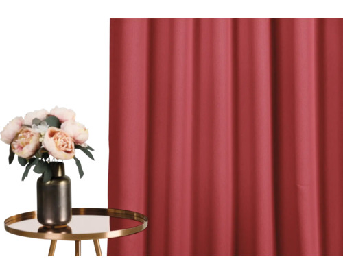 Material decorativ lângă o măsuță laterală cu flori