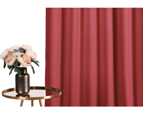 Șaluri decorative din material textil în fața mesei cu vază de flori