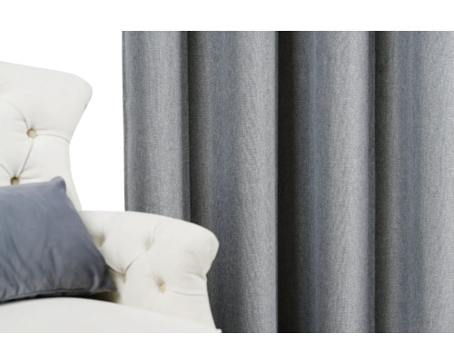 Șaluri decorative din material textil lângă un fotoliu