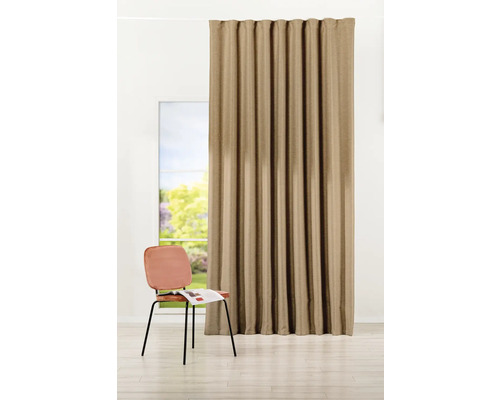 Cortină bej lângă fereastră și scaun