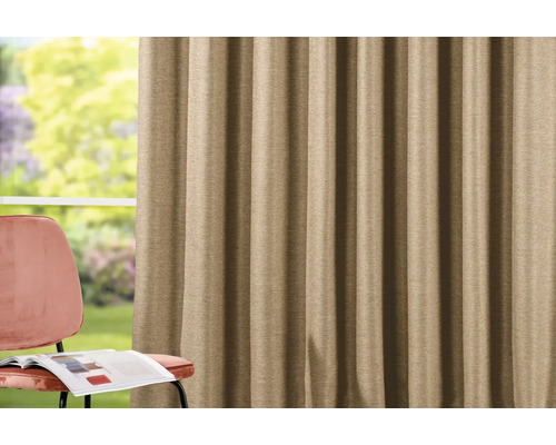 Fulare decorative din material textil în fața unei ferestre