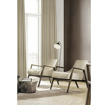 Living cu două fotolii, lampadar și perdele