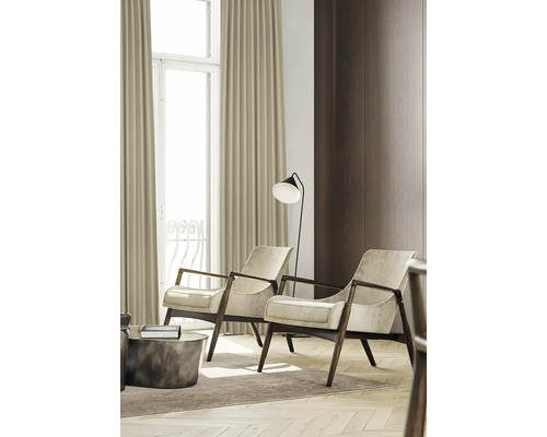 Living cu două fotolii, lampadar și perdele