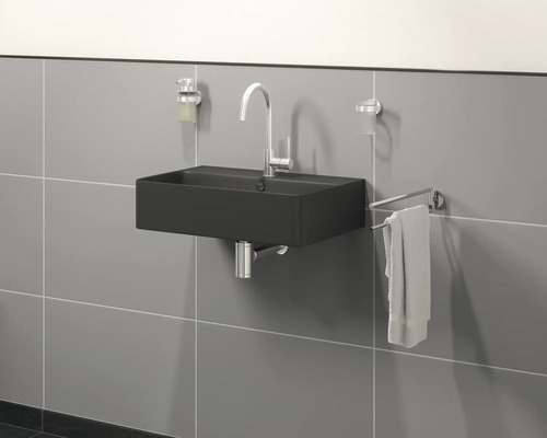 Baie modernă cu lavoar negru, robinet, suport pentru prosop și dozator de săpun