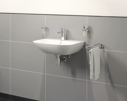 Chiuvetă ceramică cu robinet, dozator de săpun, pahar pentru periuțe de dinți și suport pentru prosoape pe perete