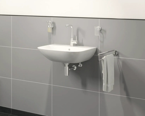 Chiuvetă suspendată cu robinet, dozator de săpun, suport pentru periuțe de dinți și suport pentru prosoape în fața unui perete gri