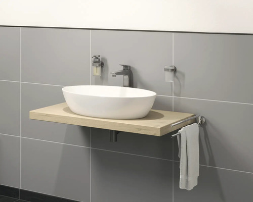 Baie modernă cu lavoar așezat pe consolă din lemn și suport pentru prosop