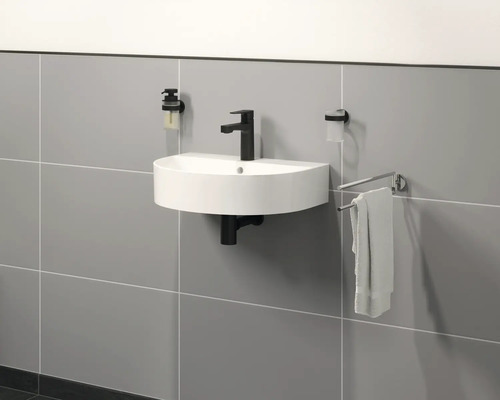 Baie modernă cu lavoar pe blat, baterie, dozator de săpun și suport pentru prosop pe perete.