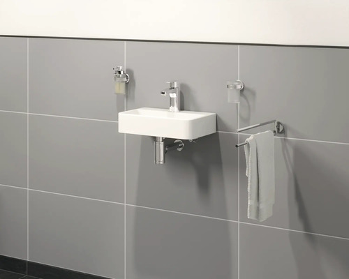 Baie modernă cu chiuvetă, robinet, suport pentru prosop și dispenser pentru săpun