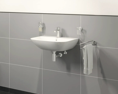 Chiuvetă montată pe perete cu robinet, dozator de săpun, suport pentru periuța de dinți și suport pentru prosop pe un perete gri