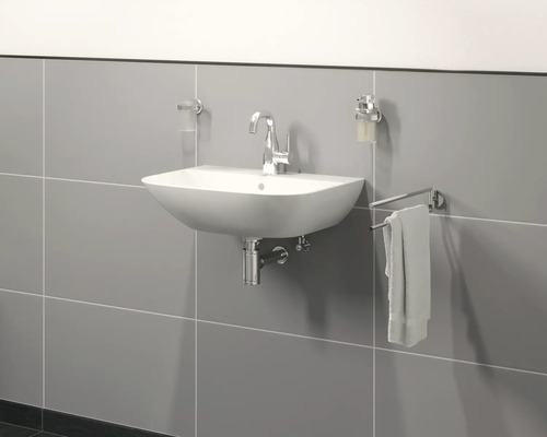 Baie modernă cu lavoar, robinet, dozator de săpun și suport pentru prosoape pe perete.