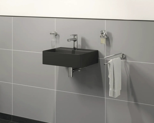 Baie modernă cu chiuvetă neagră, robinet, dozator de săpun și suport pentru prosoape pe perete.