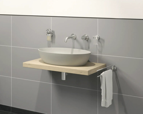 Baie modernă cu lavoar așezat pe o consolă din lemn, robinet, dispenser de săpun, suport pentru periuța de dinți și suport pentru prosop