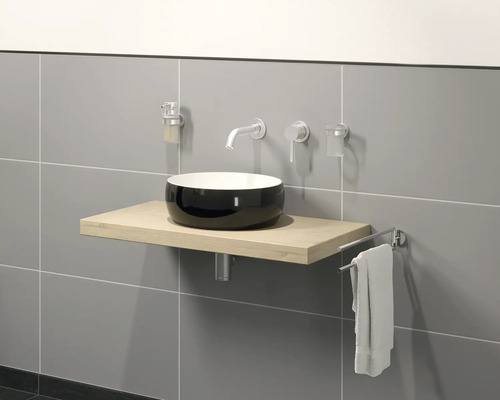 Chiuvetă cu robinet, dozator de săpun, pahar pentru periuțe de dinți și suport pentru prosoape în baie