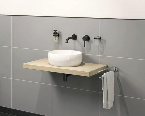 Baie modernă cu lavoar pe blat, robinet, dozator de săpun și suport pentru prosop