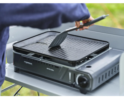 Grătar de masă pentru camping cu placă de grătar și persoană cu o spatulă