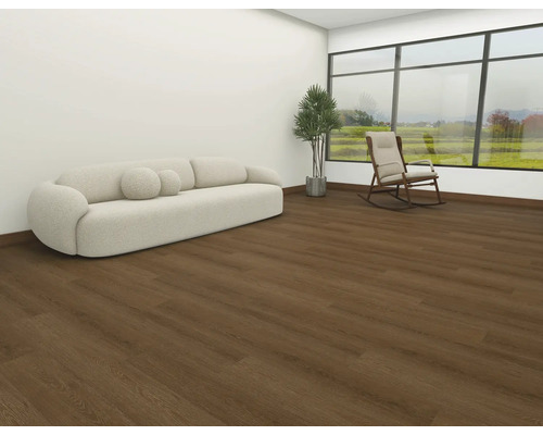 Cameră de zi cu canapea, plantă de apartament, balansoar și podea din lemn