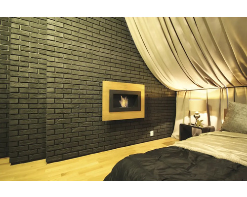 Dormitor cu perete de cărămidă și șemineu încorporat