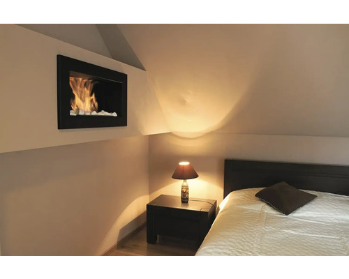 Dormitor cu șemineu de perete, noptieră și pat