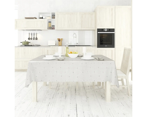 Bucătărie luminoasă cu masă și față de masă