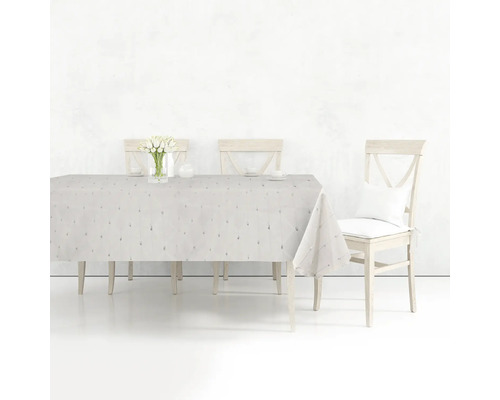 Masa aranjată cu scaune și o față de masă cu model.