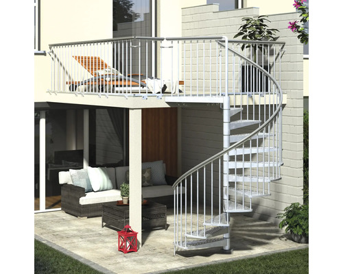 Fotografie exterioară cu scară spiralată care duce la un balcon