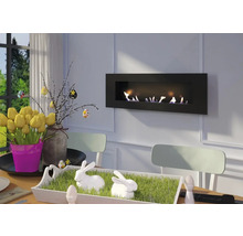 Interior decorativ cu șemineu pe bioetanol și decorațiuni de Paște pe masă.