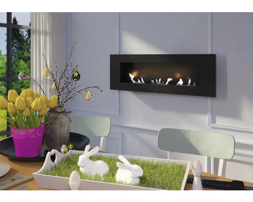 Interior decorativ cu șemineu pe bioetanol și decorațiuni de Paște pe masă.